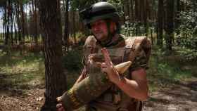 Un soldado ucraniano transporta munición americana de 155 milímetros en Járkov