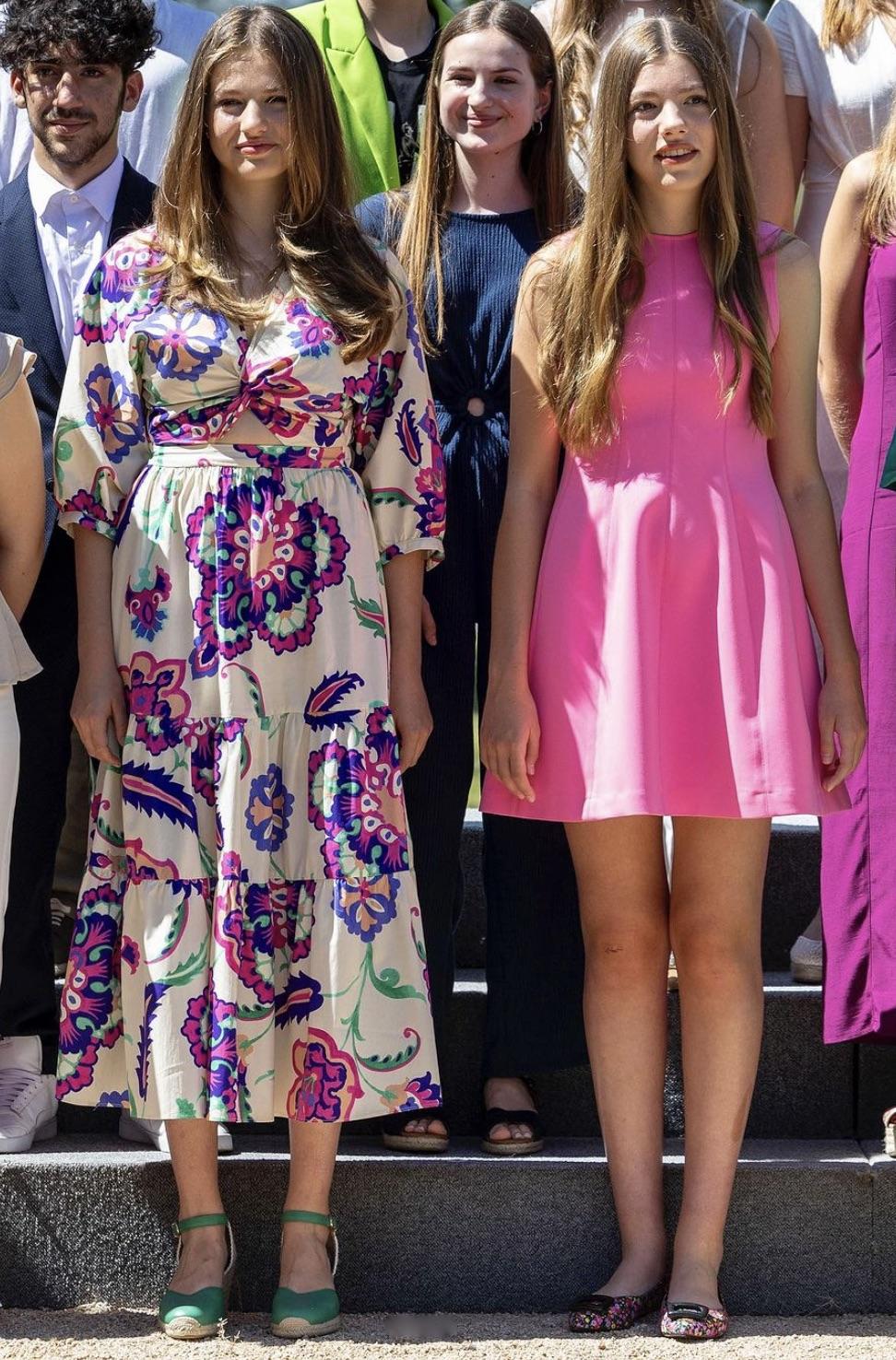 La princesa Leonor y la infanta Sofía durante el acto en el Palacio de la Zarzuela. Fuente: @adeba_madrid