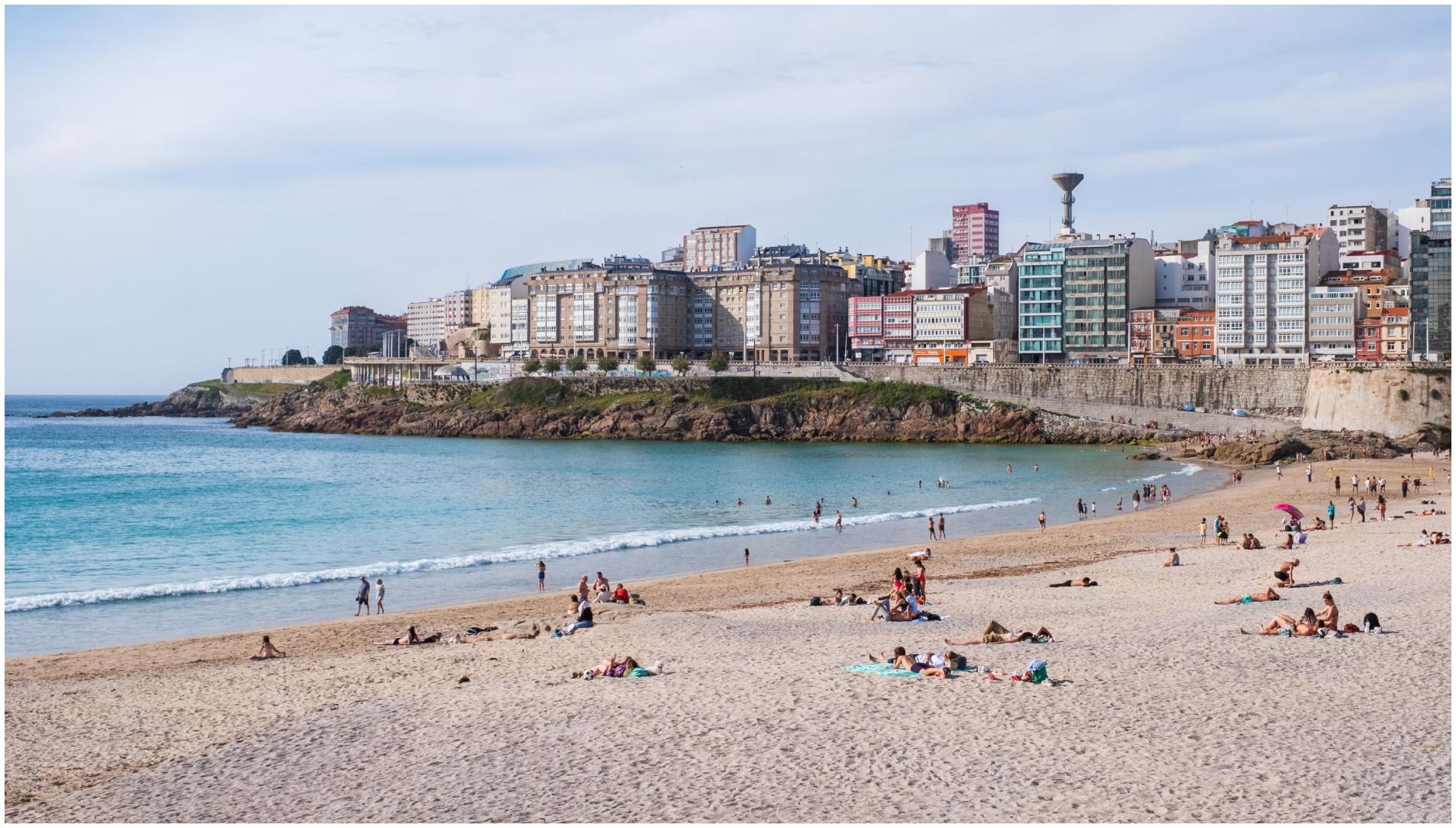 Un día de playa en A Coruña (foto: Shutterstock)