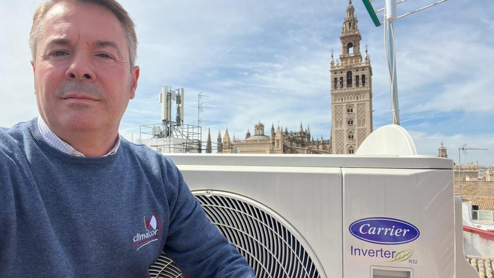 Javier Jiménez, de la empresa Climalcor, posa delante de una de sus máquinas instalada en un edificio cercano a la Giralda.