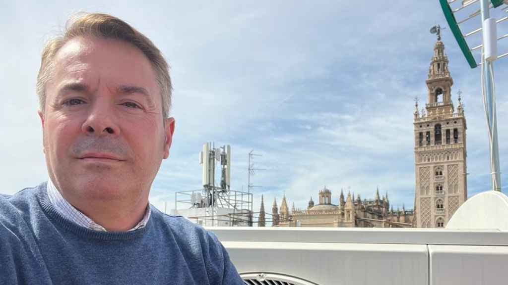 Javier Jiménez, de la empresa Climalcor, posa delante de una de sus máquinas instalada en un edificio cercano a la Giralda.