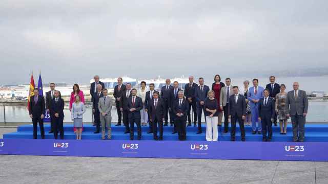 Foto de familia, frente al puerto de Vigo, de los ministros que participaron en la cumbre.