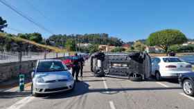 Imagen en la que se puede ver el turismo volcado en el vial.