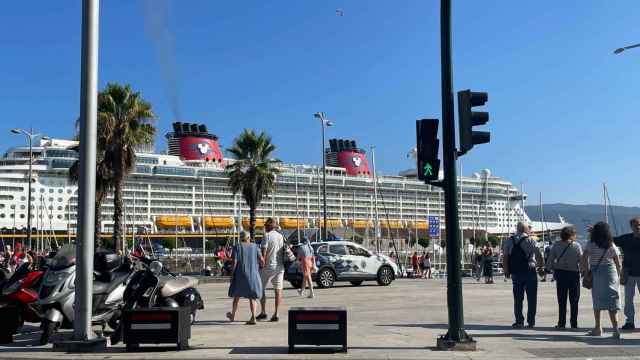 Atraca en el Muelle de Trasatlánticos de Vigo el crucero Disney Dream, a 19 de julio de 2023.