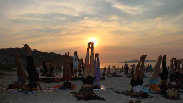 Yoga al atardecer en la playa de Patos.