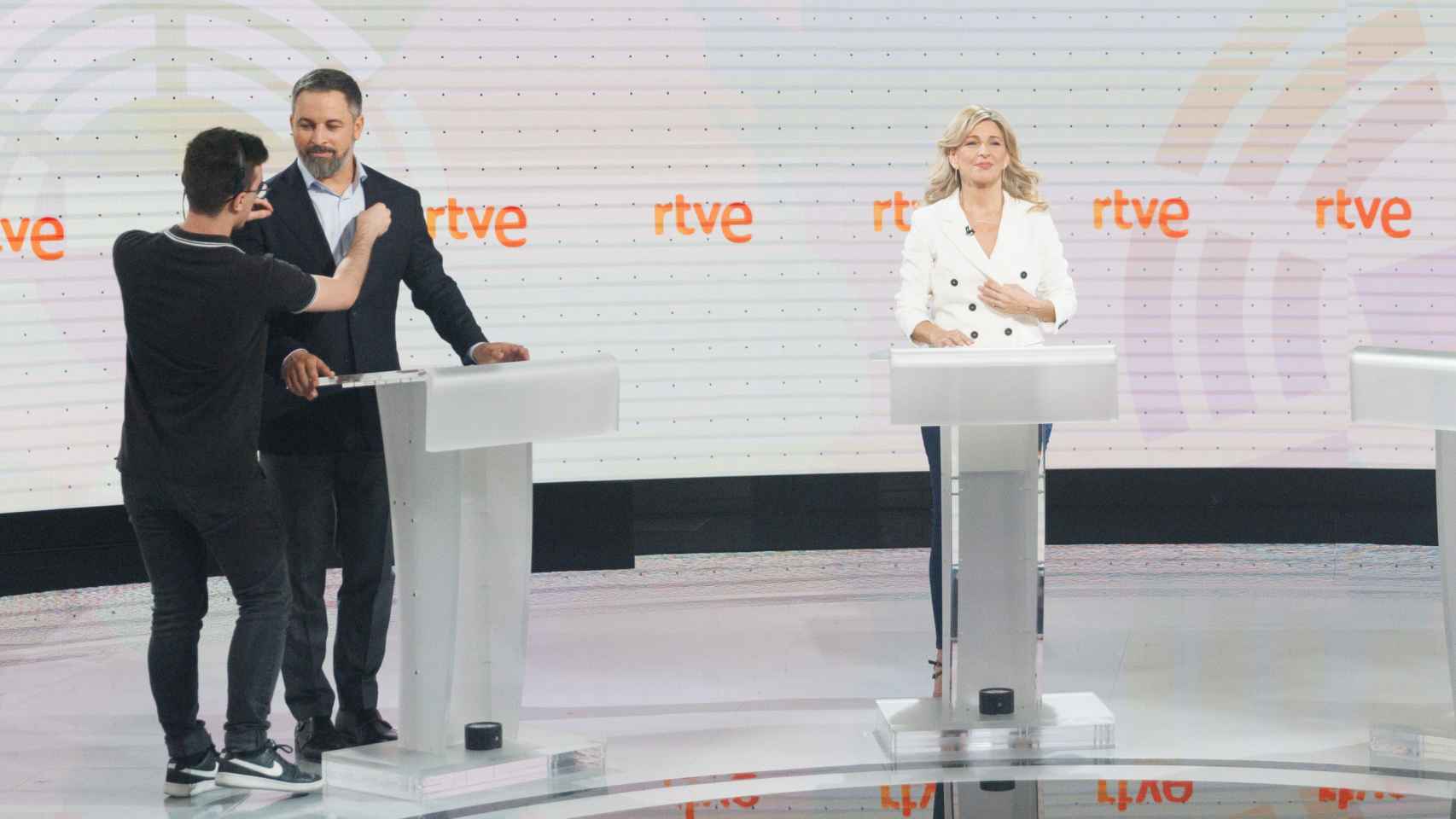 Los líderes de Vox y Sumar, Santiago Abascal y Yolanda Díaz, este miércoles en el debate a tres de RTVE.