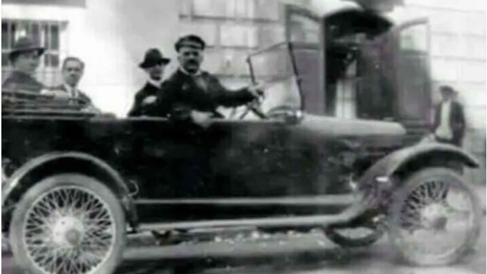 Fotografía de principios del siglo XX en la que se ve un coche pasando junto a la Antigua Casa de Guardia.