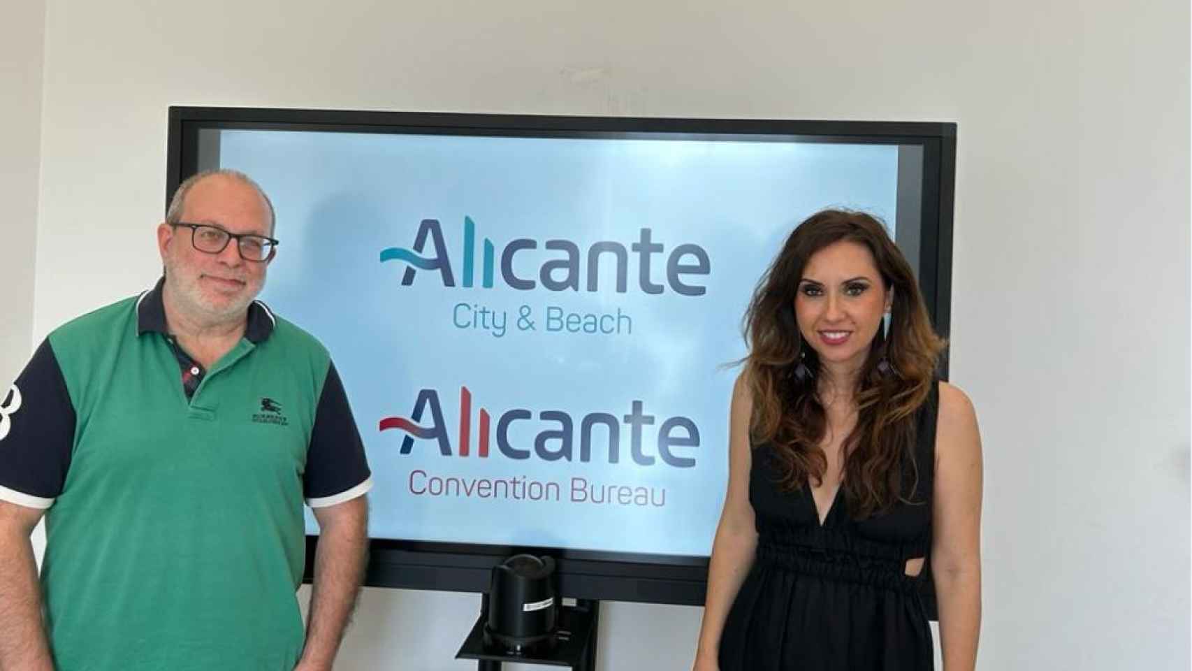 El jefe del Servicio de Cirugía del Hospital General de Alicante, José Manuel Ramia, y la concejal Ana Poquet.