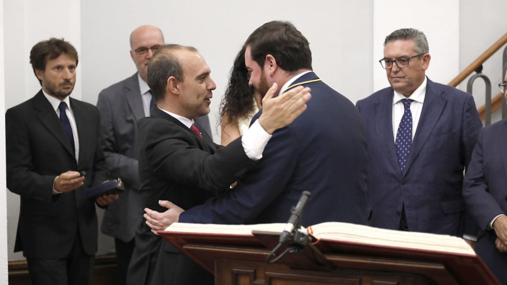 Pablo Camacho abraza a Pablo Bellido, presidente de las Cortes de Castilla-La Mancha. Fotos: Cortes de Castilla-La Mancha