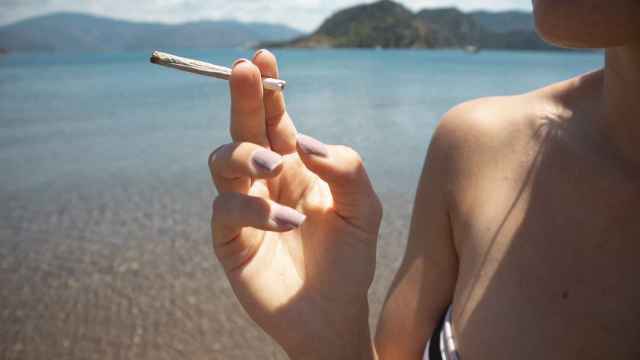 Mujer fumando en la playa. Foto: iStock.