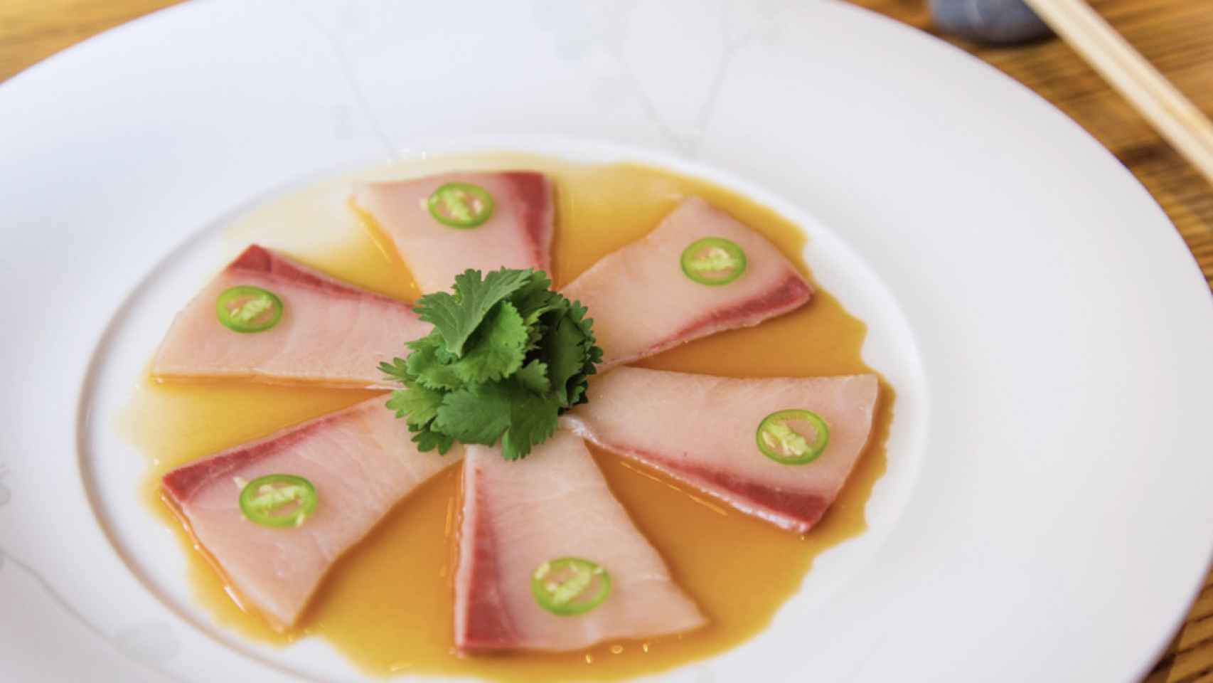 Un plato de sashimi de Yellowtail con jalapeños.