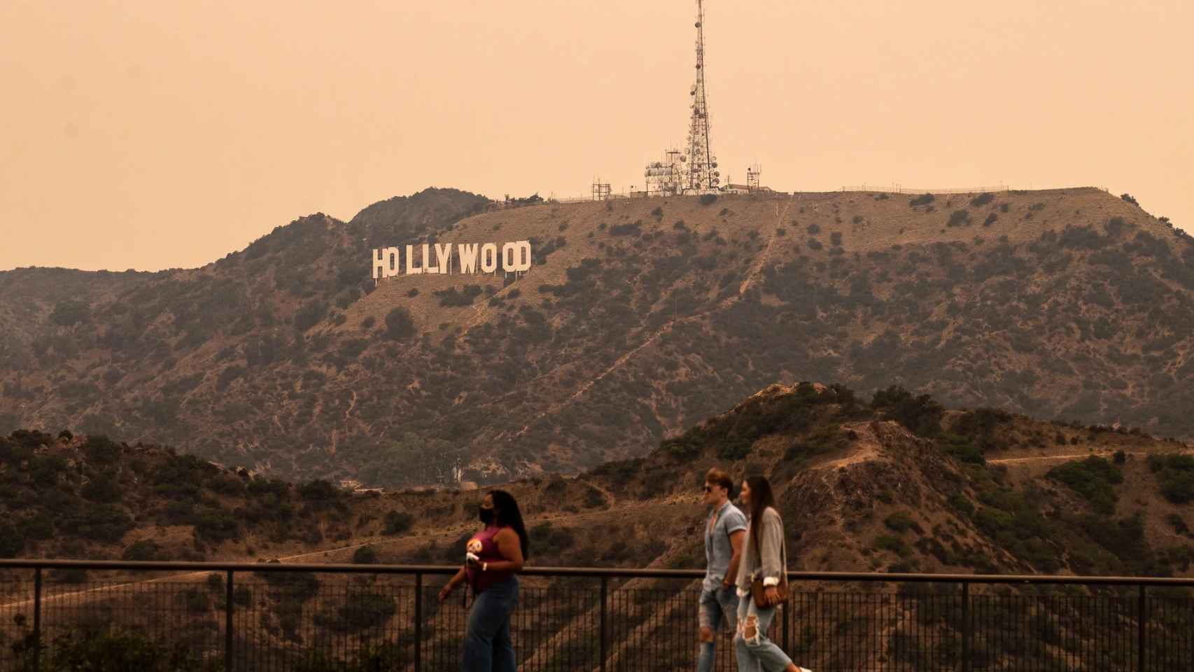 Vista panorámica de la colina donde se instala el icónico letrero 'Hollywood Sign'