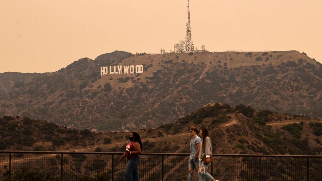 Vista panorámica de la colina donde se instala el icónico letrero 'Hollywood Sign'