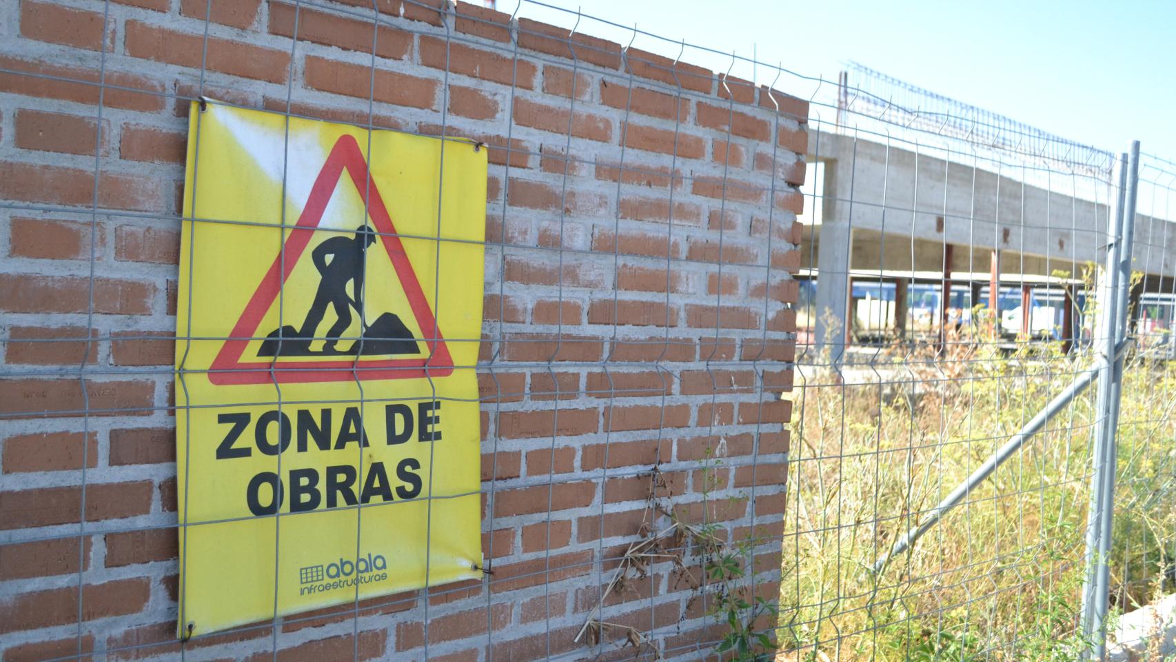 Cartel de Zona de Obras en el Centro de Salud de La Magdalena