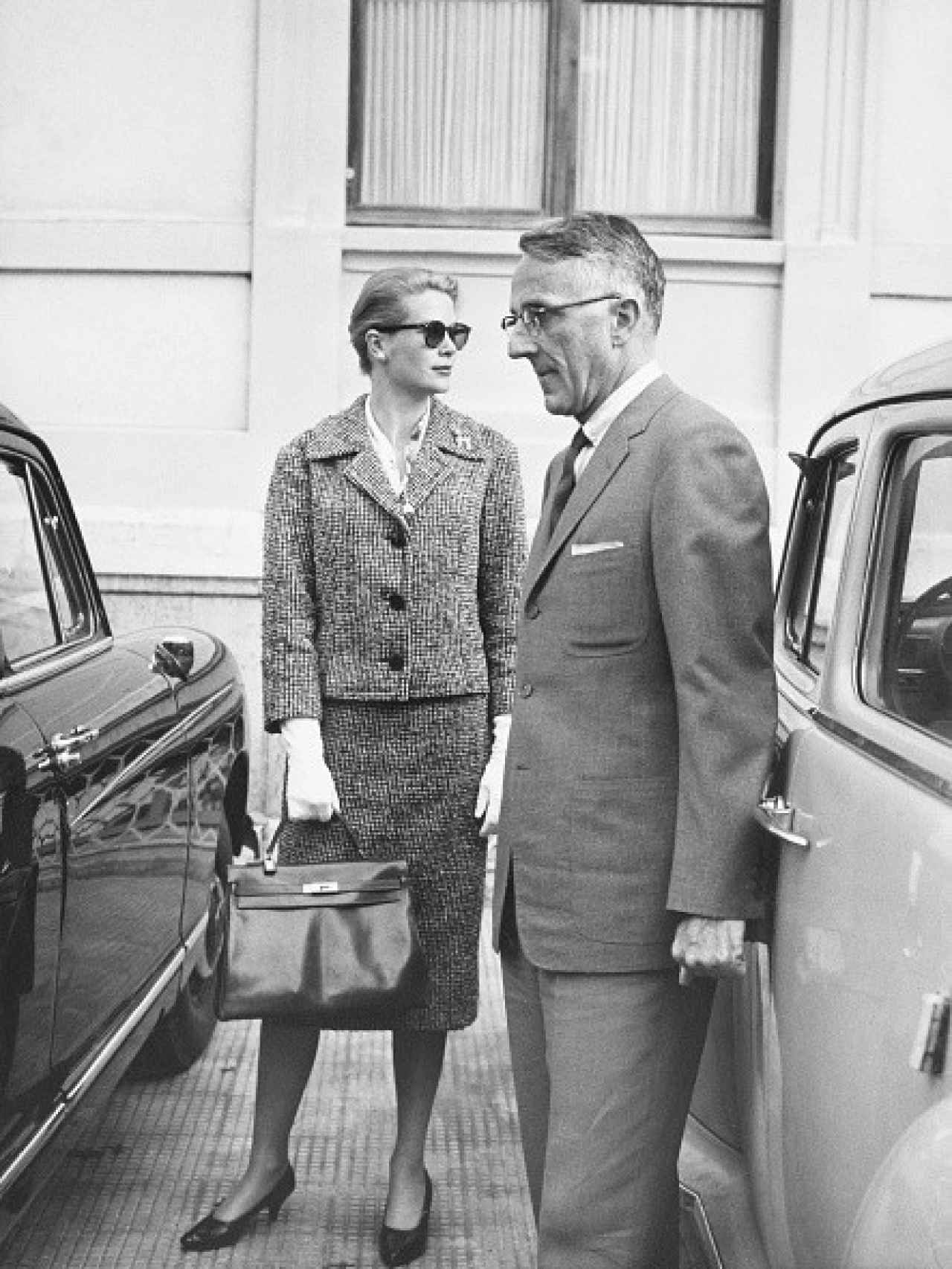 Grace Kelly con el bolso que lleva su apellido. 1959