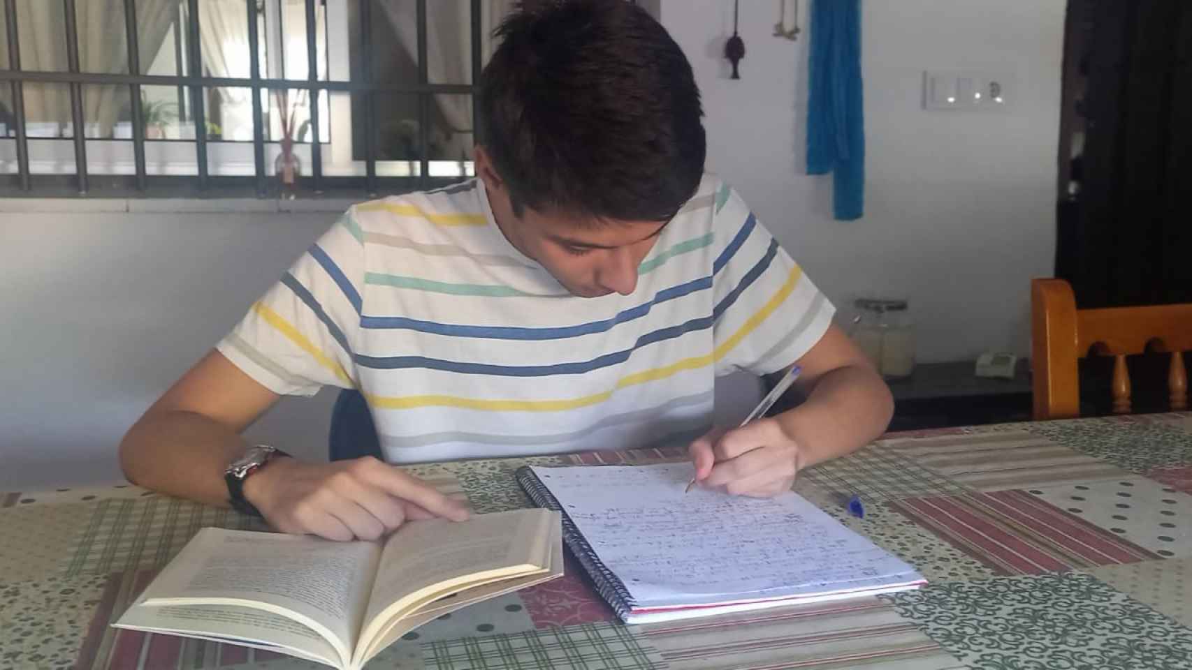 Guillermo Caro estudiando.