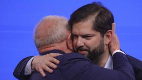 Luiz Inácio Lula da Silva (izda.) y Gabriel Boric (dcha.), este lunes en la cumbre UE-CELAC.