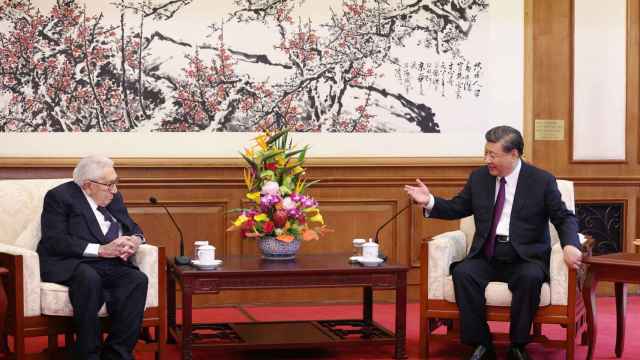 Kissinger con el presidente chino, Xi Jinping, este jueves en la Casa de Huéspedes del Estado Diaoyutai en Pekín.
