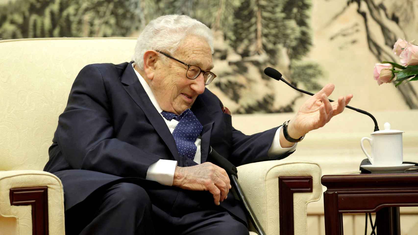 Henry Kissinger se dirige al ministro de Asuntos Exteriores chino en su visita a Pekín en noviembre de 2019.