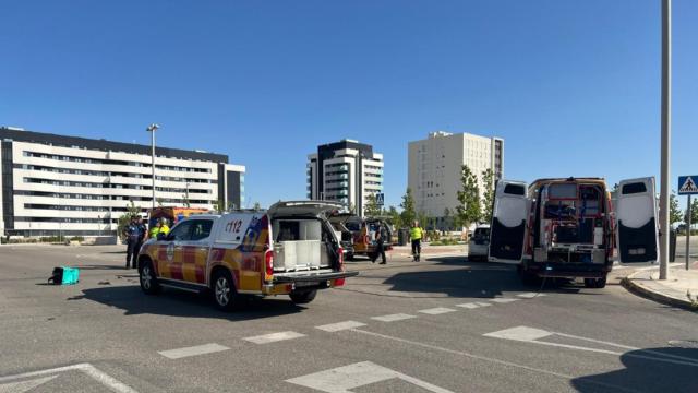 Vehículos de Samur PC en El Cañaveral (Madrid) tras el choque entre un motorista y un camión de basura.