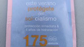 El PP reparte crema solar 'Factor Feijóo' con el lema 'Protégete del sol-cialismo'