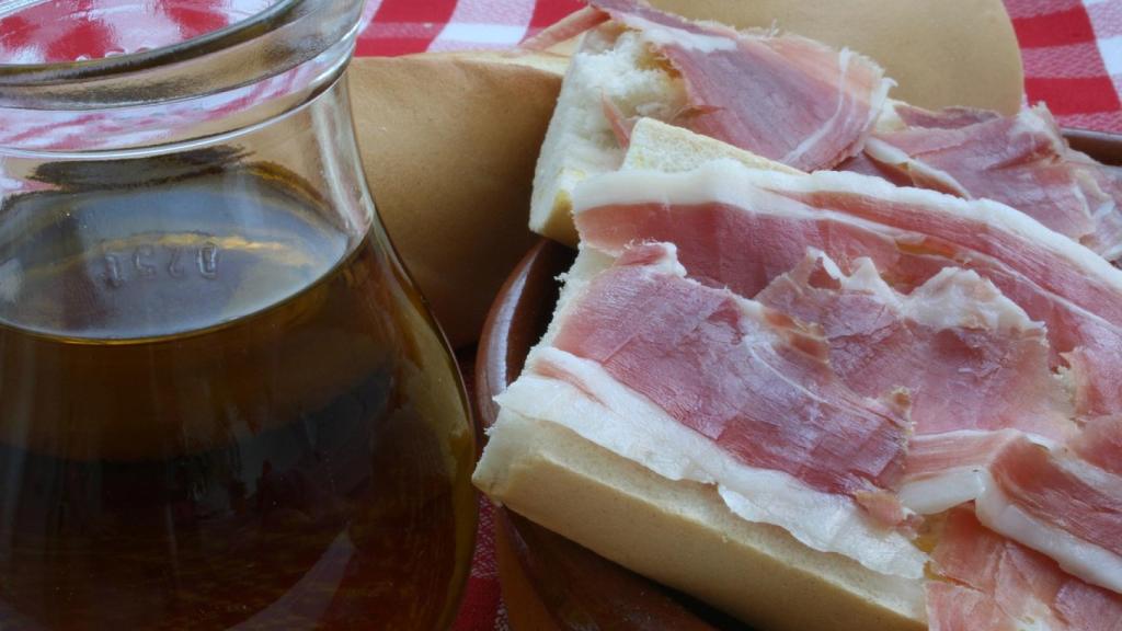 El aceite es uno de los alimentos sostenibles recomendados para la longevidad; la carne, lo contrario.