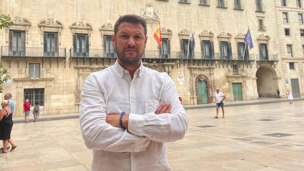 Miguel Ángel Sánchez frente al Ayuntamiento de Alicante, en imagen de archivo.