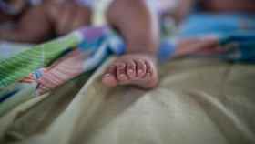 Una imagen de un bebé en un hospital, en imagen de archivo.