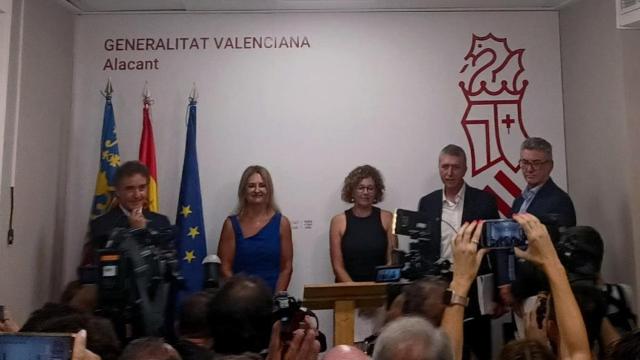 Traspaso de carteras para Nuria Montes, con Francesc Colomer, Josefina Bueno y Rafael Climent.