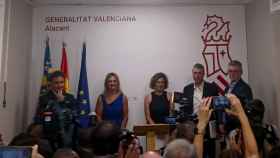 Traspaso de carteras para Nuria Montes, con Francesc Colomer, Josefina Bueno y Rafael Climent.