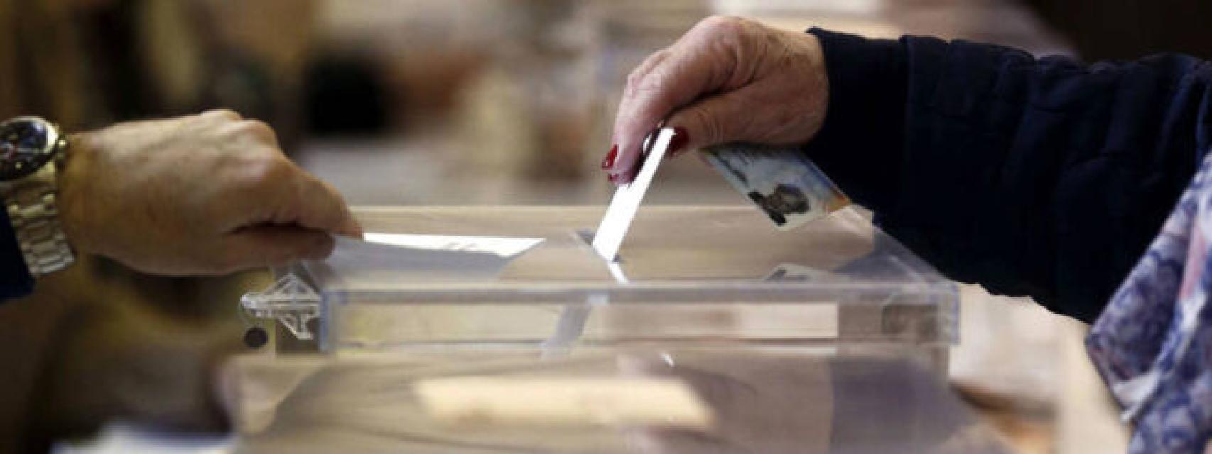 Una persona depositando su voto en una urna, en imagen de archivo.
