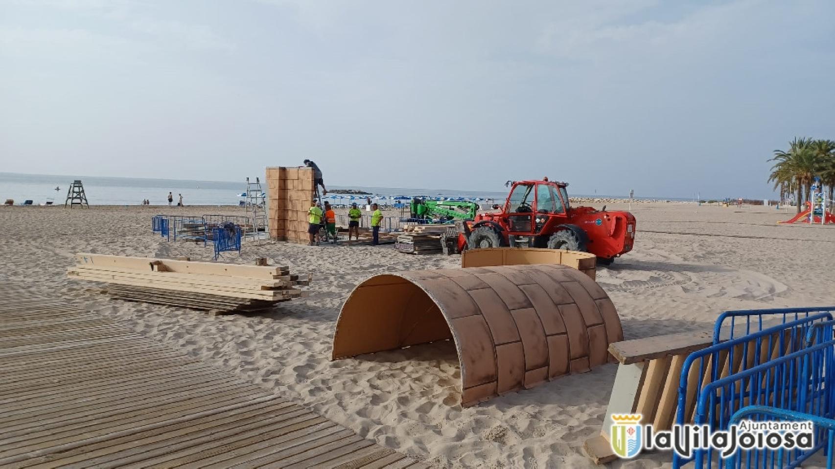 La Vila Joiosa inicia los trabajos de montaje del castillo festero, cedido por Altea.