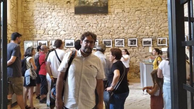 Iván García-Martín en la puerta de la exposición del Monasterio de Santa María de Rioseco