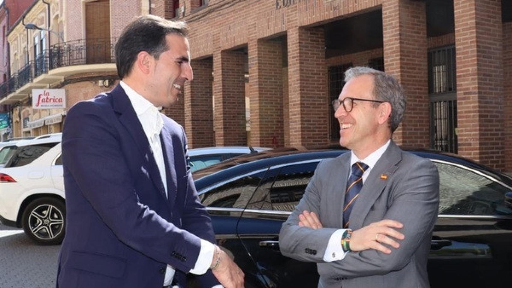 Guzmán Gómez, alcalde de Medina, a la izquierda y Mariano Veganzones, consejero de Industria, Comercio y Empleo, a la derecha