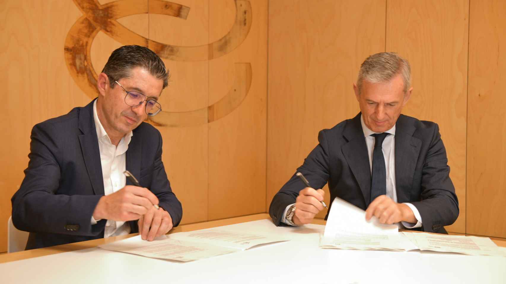 Joxe Mari Aizega y Juan Pedro Badiola firmando el acuerdo entre Basque Culinary Center y AgroBank