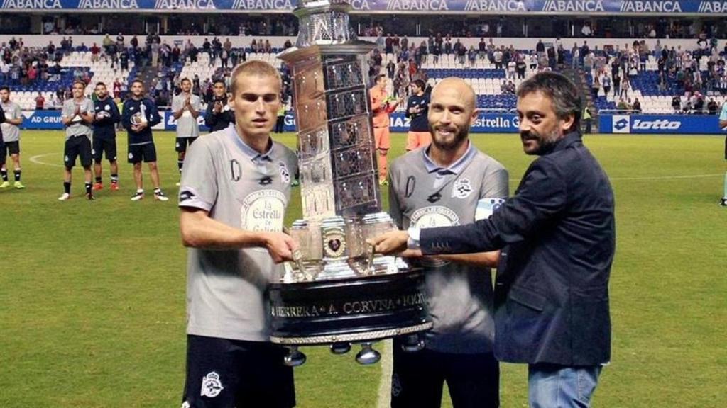 Los jugadores del Deportivo levantan el Trofeo Terresa Herrera.