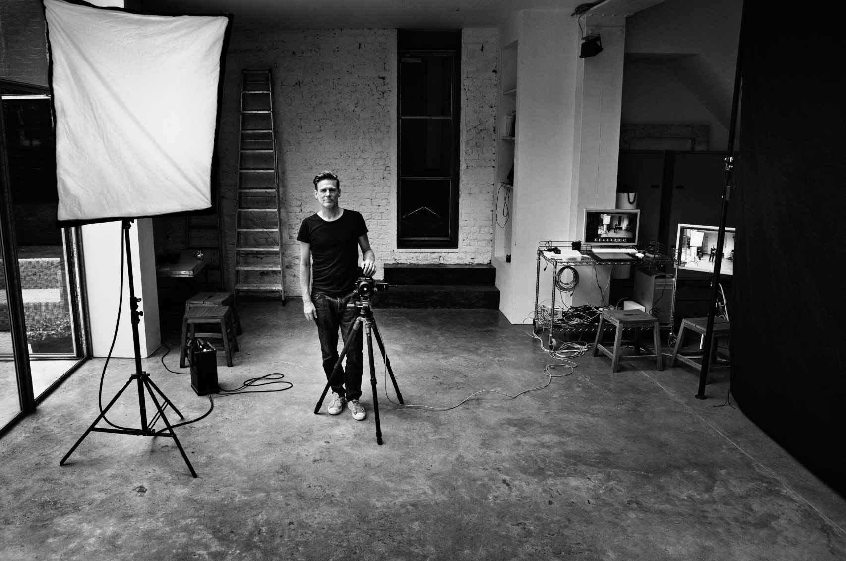 Autorretrato de Bryan Adams en su estudio, Londres, 2011. © Bryan Adams