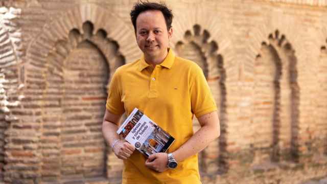 Javier Guayerbas posa junto a su nuevo libro 'Iglesias y conventos de Toledo'