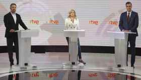Los candidatos a la presidencia del Gobierno, (i-d) Santiago Abascal, Yolanda Díaz y Pedro Sánchez, en el debate de RTVE.