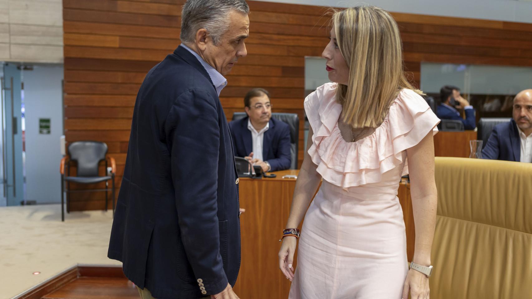 La presidenta de Extremadura, María Guardiola, y el portavoz de Vox en la región, Ángel Pelayo Gordillo, durante el primer pleno de la Asamblea en la que Pelayo ha sido designado como senador autonómico.