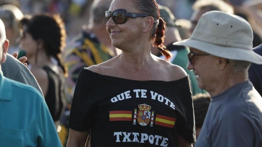 Una mujer luce una camiseta con el lema 'Que te vote Txapote' en un acto electoral de Santiago Abascal en Valencia.