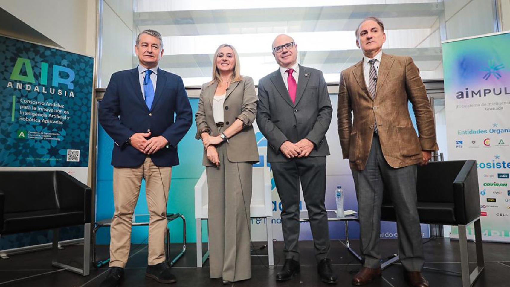 El consejero la Presidencia, Antonio Sanz; la alcaldesa de Granada, Marifrán Carazo; el rector de la Universidad de Granada, Pedro Mercado; y el presidente de la CEA, Javier González de Lara, durante el acto de presentación.