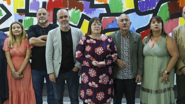 Los secretarios generales de CCOO, Unai Sordo (3i), y de UGT, Pepe Álvarez (3d), junto a la secretaria general de la Confederación Europea de Sindicatos (CES), Esther Lynch (c), entre otros, presentan este jueves en Madrid el manifiesto suscrito por 50 organizaciones sindicales de todo el mundo para apoyar un gobierno de progreso social en España.