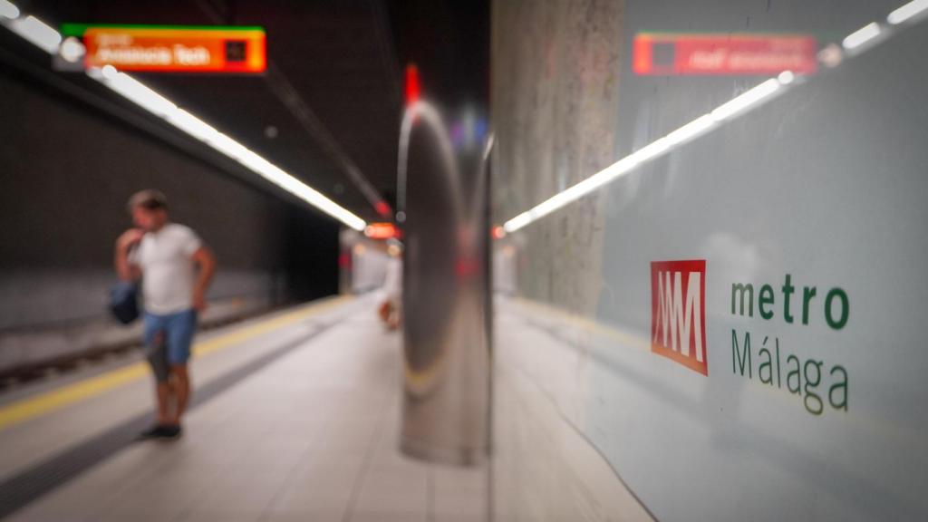 Un pasajeros espera la llegada del Metro de Málaga.