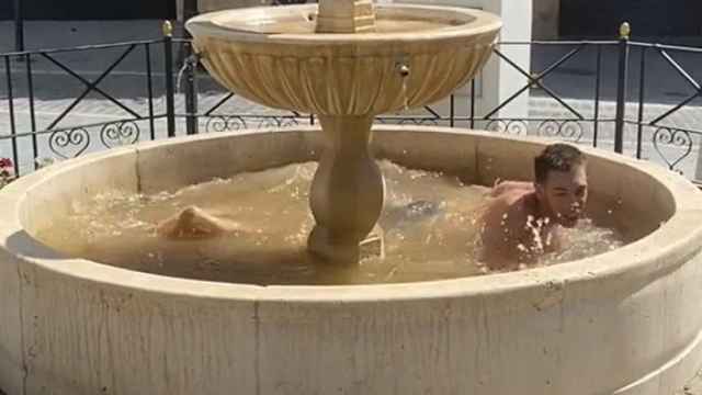 Un hombre se baña en una fuente en Vélez-Málaga en plena ola de calor