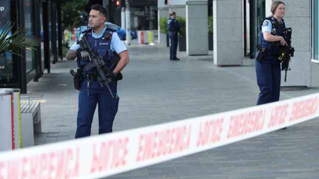 Oficiales de policía, en el lugar donde se ha producido el tiroteo en Auckland.
