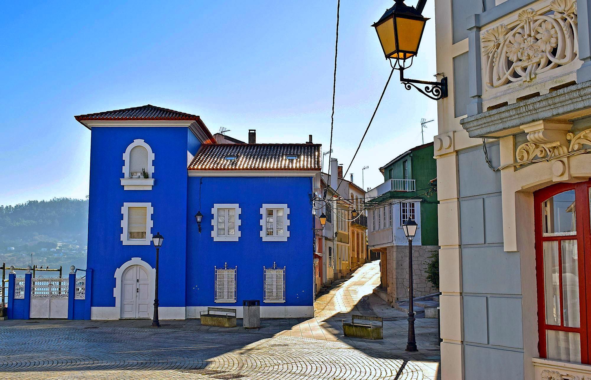Puerto de Redes con la emblemática Casa Azul en primer plano. Foto: Turismo de Galicia