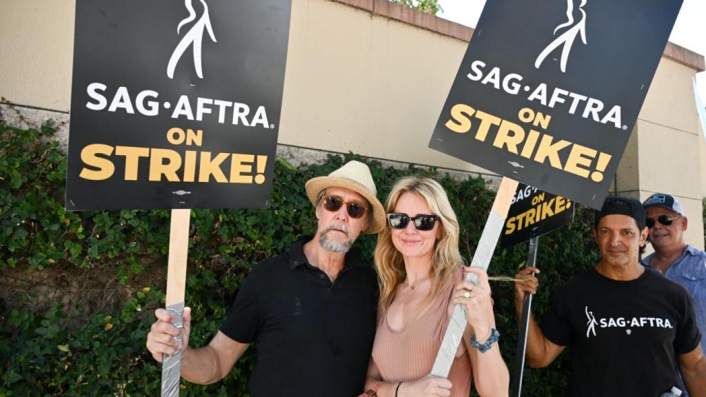 Alan Ruck y Justine Lupe en un piquete de la huelga de actores.