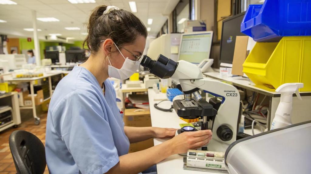 Estudiante en un laboratorio.