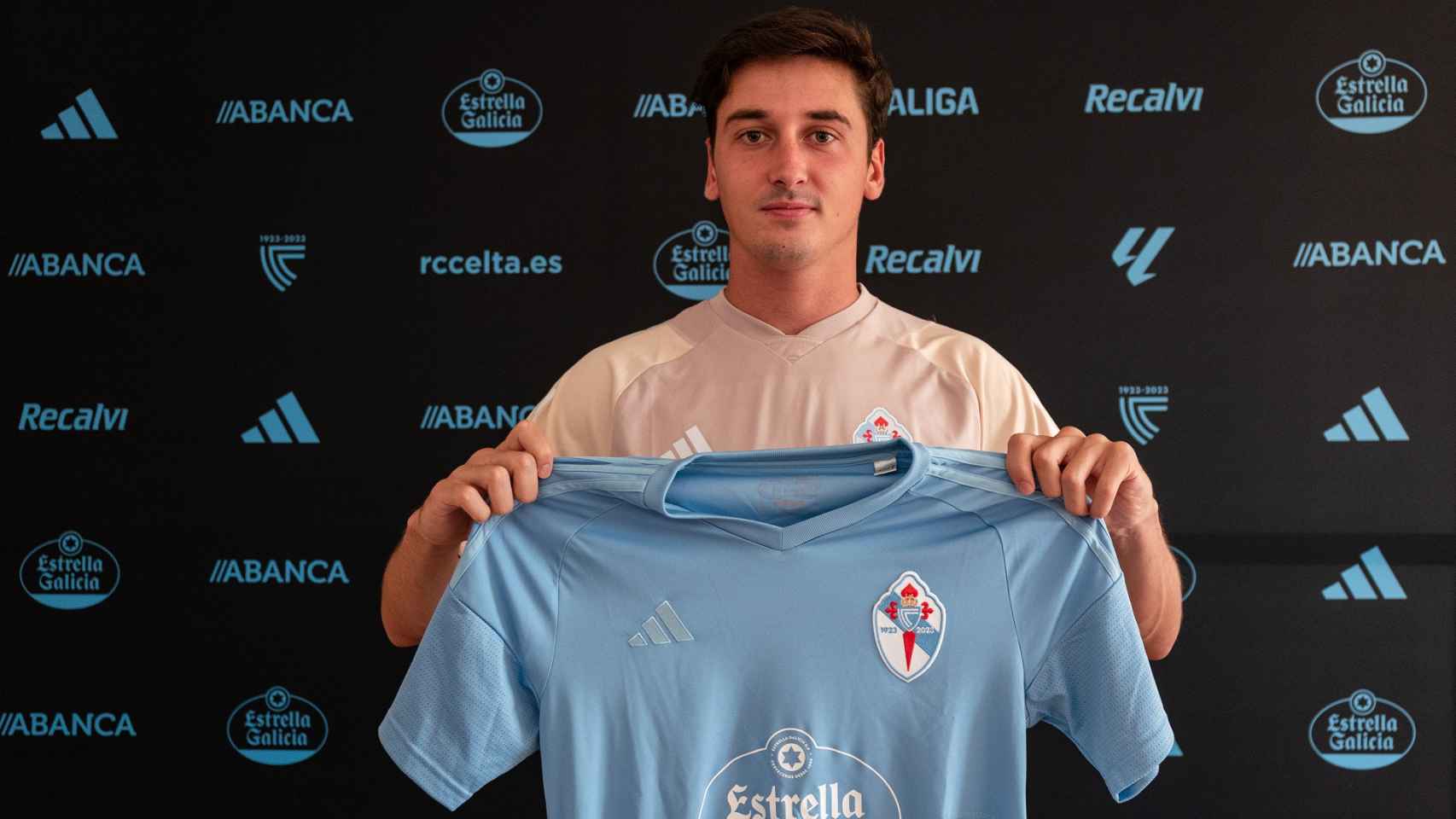 Carlos Dotor posa con la camiseta del club vigués.